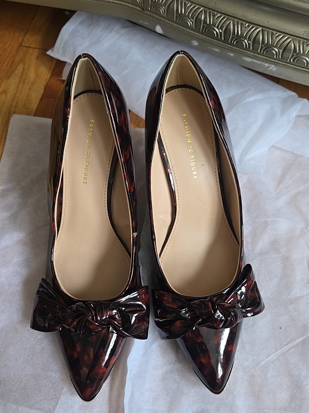 Fashion to Figure Women's Tortoiseshell Pointed Bow Flats - Brown